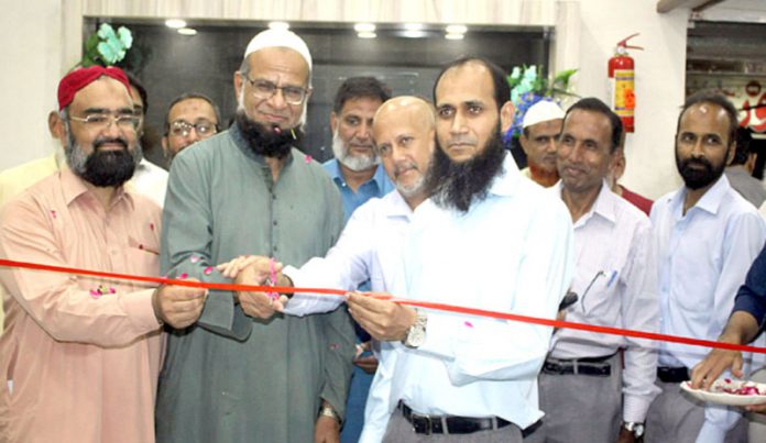 حیدرآباد: نائب امیر جماعت اسلامی پاکستان معراج الہدیٰ صدیقی ‘ حافظ طاہر مجید ودیگر الخدمت امیڈیکل اینڈ ڈائیگنوسٹک سینٹر کا افتتاح کررہے ہیں
