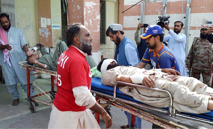 کوئٹہ:دھماکے میں زخمی ہونیوالے افراد کو اسپتال منتقل کیا جارہا ہے