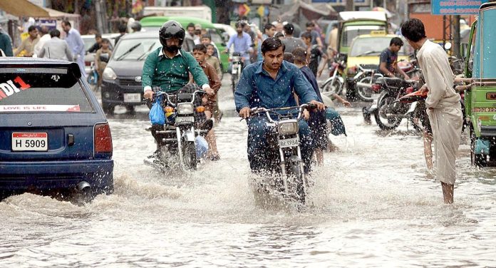 راولپنڈی : موسلا دھار بارش کے بعد سڑک دریا کا منظر پیش کررہی ہے جس میں سے گاڑیاں گزر رہی ہیں