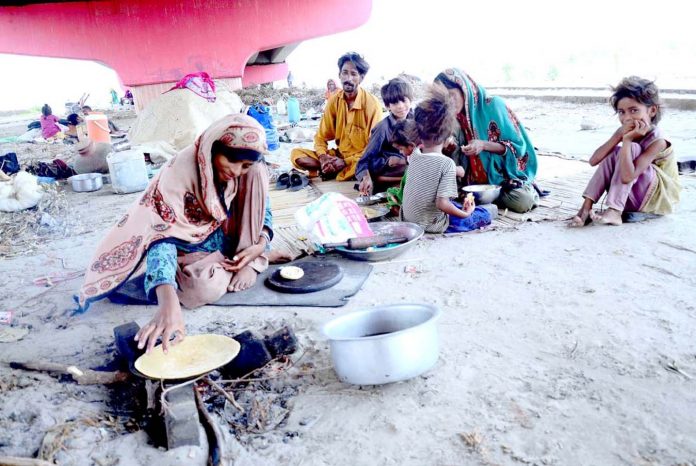 حیدر آباد : قاسم آباد فلائی اوور کے نیچے غریب خاندان پناہ لیے ہوئے ہیں