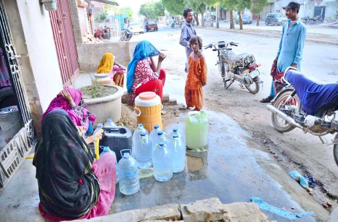 حیدر آباد : لطیف آباد کے علاقے میں پانی کی قلت کے با عث لوگ دور دراز سے پانی بھرنے پر مجبور ہیں