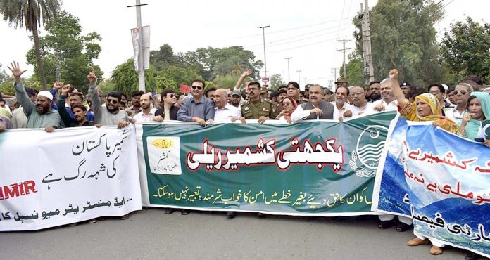 فیصل آباد : ڈویژنل کمشنر محمود جاوید بھٹی کی قیادت میں یکجہتی کشمیر ریلی شاہراہ سے گزر رہی ہے