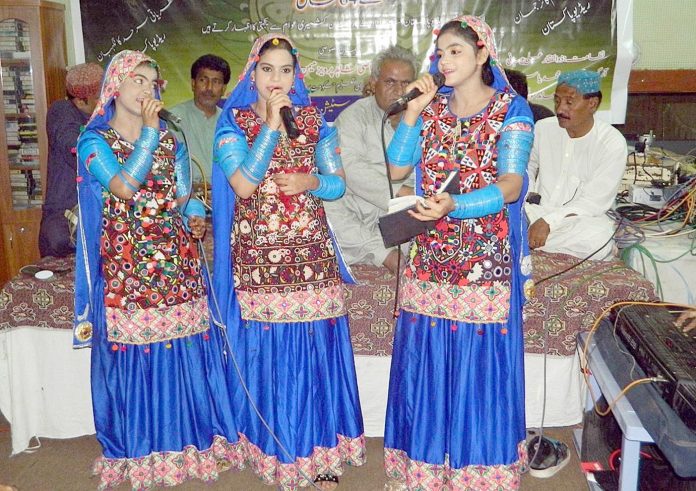 حیدر آباد : ریڈیو پاکستان کی ایک تقریب میں مقامی گلوکارہ اپنے فن کا مظاہرہ کررہی ہیں