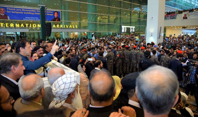 اسلام آباد: وزیراعظم عمران خان امریکا سے واپسی پر ائرپورٹ پہنچنے پر کارکنان سے خطاب کر رہے ہیں