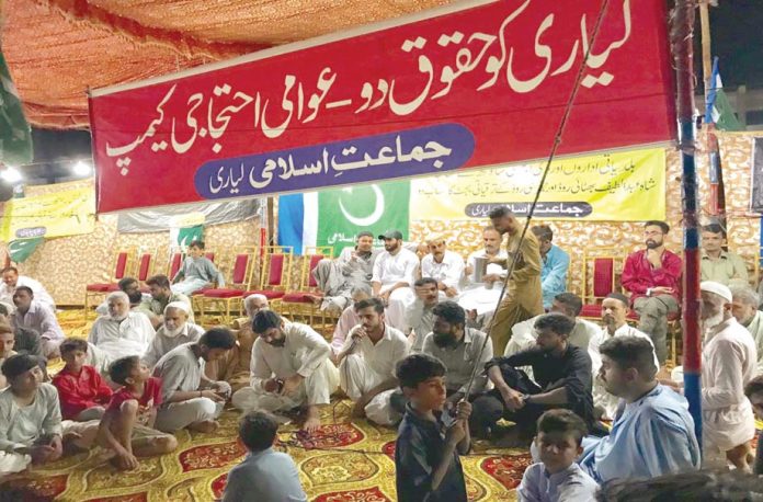 کراچی: جماعت اسلامی کے رکن صوبائی اسمبلی سید عبدالرشید لیاری کو احقوق دو کیمپ میں کارکنان کے ساتھ بیٹھے ہیں