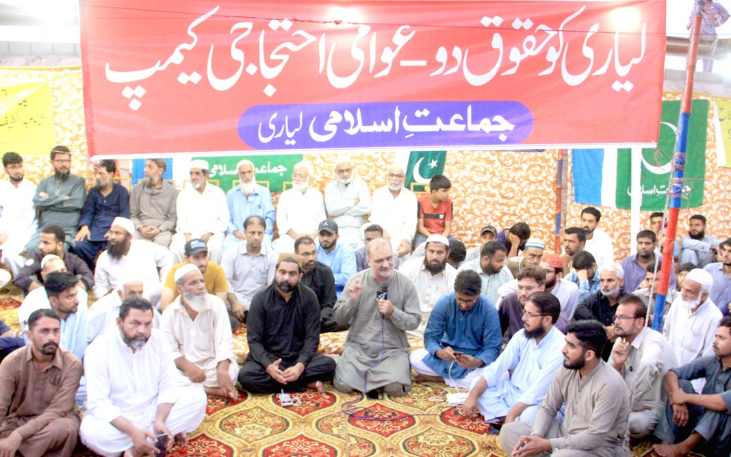 امیر جماعت اسلامی کراچی حافظ نعیم الرحمن احتجاجی کیمپ میں میڈیا سے گفتگو کررہے ہیں ‘ رکن سندھ اسمبلی سید عبدالرشید ودیگر بھی موجود ہیں