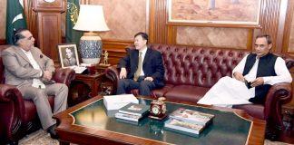 گورنر سندھ عمران اسماعیل سے چین کے قونصل جنرل Wang Yu الوداعی ملاقات کر رہے ہیں