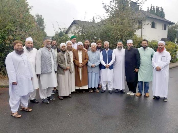 ہاگن (جرمنی): کراچی اور مختلف ممالک سے آنے والی شخصیات مسجد کے افتتاح پر تصویر بنوا رہی ہیں