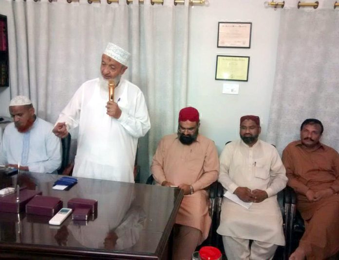 حیدر آباد،امیر جماعت اسلامی سندھ حسین محنتی 13اکتوبر کو حیدرآباد میں ہونے والے کشمیر مارچ کی تیاریوں کے سلسلے میں ضلعی نظم‘ ارکان شوریٰ اور امراء زون کے اجلاس سے خطاب کررہے ہیں