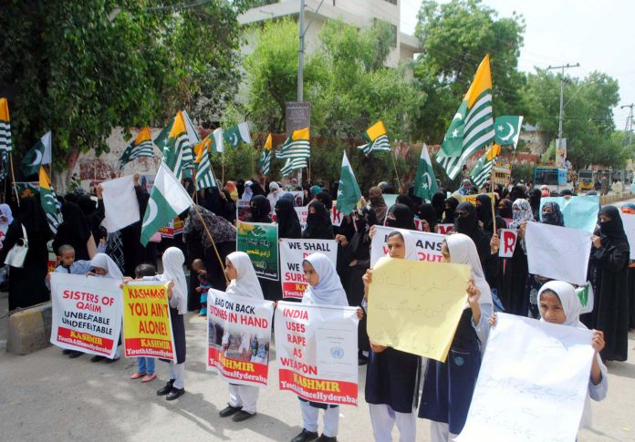 حیدرآباد: کشمیر یوتھ الائنس کے تحت اساتذہ و طالبات مقبوضہ کشمیر میں بھارتی مظالم کیخلاف احتجاج کررہی ہیں