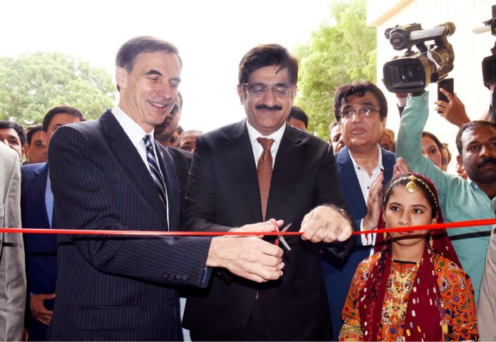 کراچی: وزیراعلیٰ سندھ سید مراد علی شاہ اور امریکی سفیرپائول ڈبلیوجونز دنبہ گوٹھ میں اسکول کا افتتاح کررہے ہیں