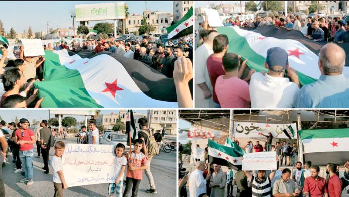 ادلب: خان شیخون قصبے کے عوام بشارالاسد حکومت اور روسی فوج کی انسانیت سوز کارروائیوں کے خلاف مظاہرہ کررہے ہیں