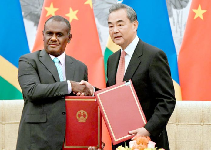 بیجنگ: چین اور جزائر سلیمان کے وزرائے خارجہ معاہدے کی دستاویز کا تبادلہ کررہے ہیں