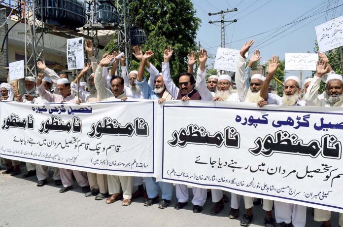پشاور : تحصیل گڑھی کپورہ کے رہائشی مطالبات کے حق میں پریس کلب پر مظاہرے کے دوران بینر اٹھائے ہوئے ہیں
