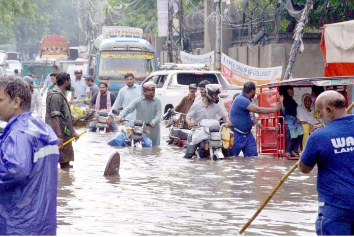 لاہور : موسلا دھار بارش کے بعد سیوریج کے ناقص نظام کے باعث سڑک دریا کا منظر پیش کررہی ہے جس میں گاڑیاں پھنسی ہوئی ہیں