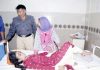 لاڑکانہ : شوہر کے ہاتھوں تشدد کا نشانہ بننے والی خاتون کو اسپتال میں طبی امداد دی جارہی ہے