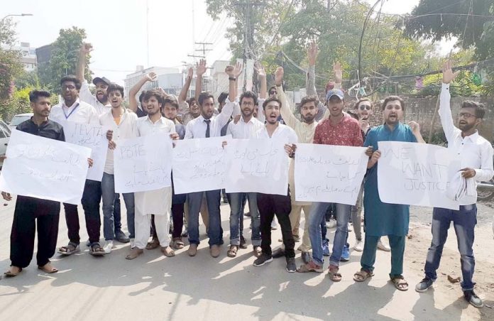 لاہور،ٹیکنیکل ایجوکیشن کے طلبہ مطالبات کے حق میں پریس کلب کے سامنے مظاہرہ کررہے ہیں