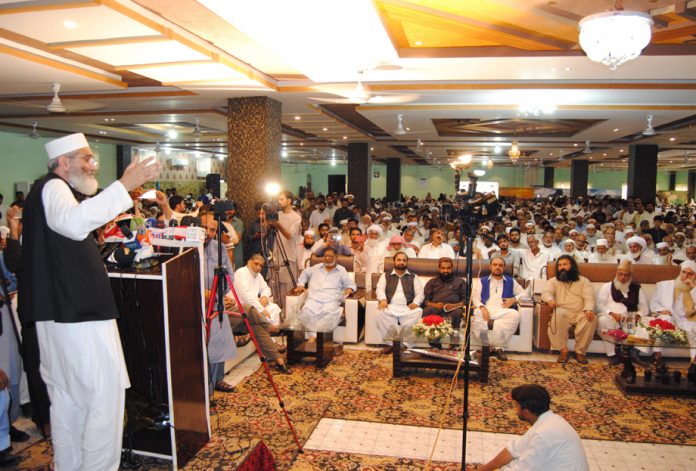 چکوال : امیر جماعت اسلامی پاکستان سینیٹر سراج الحق اجتماع عام سے خطاب کررہے ہیں