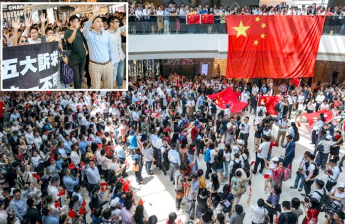 ہانگ کانگ: چین نواز مظاہرین مقامی شاپنگ مال میں احتجاج کررہے ہیں‘ حکومت مخالفین نعرے بازی کرکے جواب دے رہے ہیں