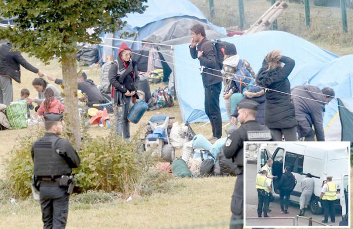 فرانس: پولیس انگلش چینل کے قریب لگی خیمہ بستی اکھاڑکر 900 تارکین وطن کو منتقل کررہی ہے‘برطانیہ جانے کی کوشش میں پکڑے گئے افراد کو گرفتار کیا جارہا ہے