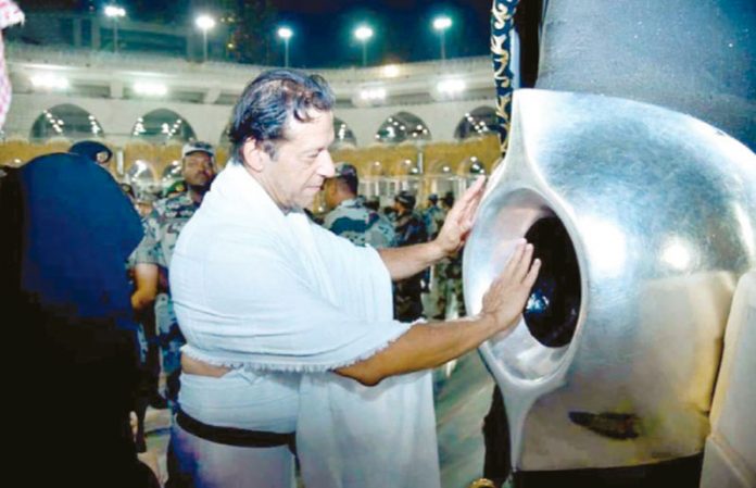 مکۃ المکرمہ: وزیراعظم عمران خان عمرے کے موقع حجر اسودکو بوسہ دے رہے ہیں