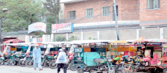 راولپنڈی،پولیس اسٹیشن کے سامنے کھڑے چنگ چی رکشے مقامی انتظامیہ کی کارکردگی کا پول کھول رہے ہیں