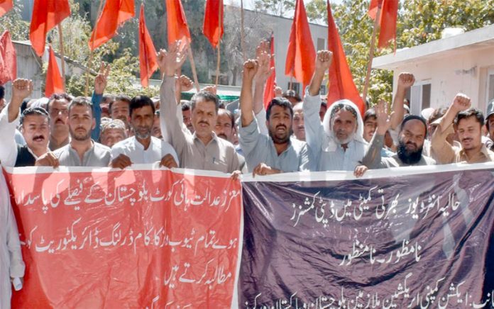 کوئٹہ ،ایکشن کمیٹی ایری گیشن ملازمین و پاکستان ورکرز کنفیڈریشن بلوچستان کے مطالبات کے حق میں پریس کلب کے سامنے مظاہرہ کیا جارہا ہے