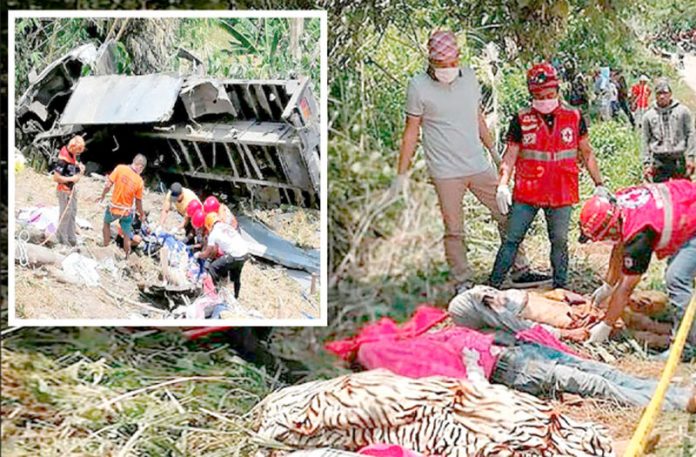 فلپائن: کھائی میں گرنے والے ٹرک سے لاشیں نکالی جارہی ہیں