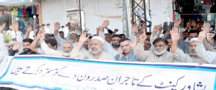 پشاور،تاجربرادری صدر روڈ پر مطالبات کے حق میں مظاہرہ کررہی ہے