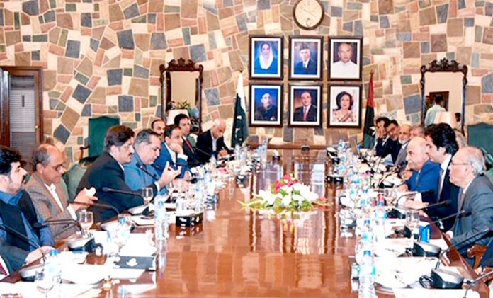 کراچی: وفاقی وزیر منصوبہ بندی و ترقی خسروبختیار، وزیراعلیٰ سندھ مراد علی شاہ اور گورنر سندھ عمران اسماعیل کے 4منصوبے سے متعلق اجلاس میں شریک ہیں