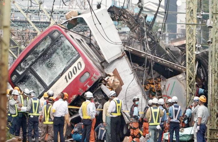 ٹوکیو: ٹرک سے تصادم کے باعث ریل گاڑی کا انجن الٹ گیا ہے‘ عملہ امدادی کارروائی میں مصروف ہے