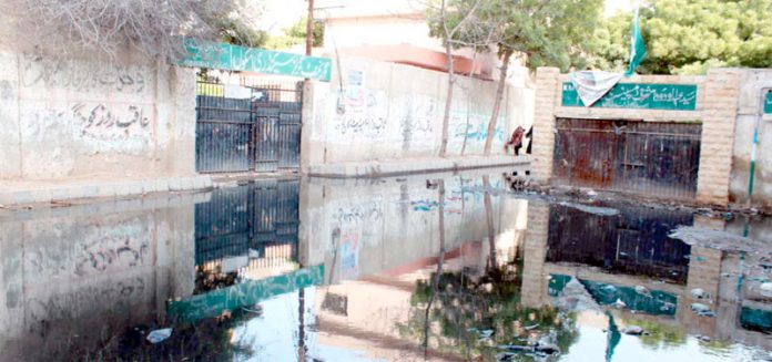 لیاری کے علاقے بہارکالونی کی ایک سڑک ’’کچرے کی گندی سیاست‘‘پرنوحہ کناںہے