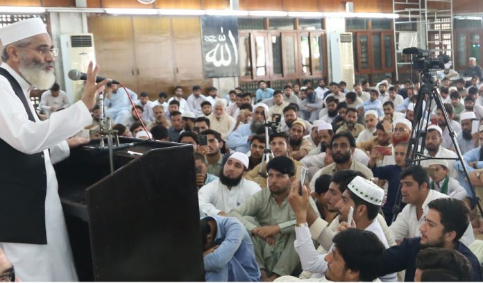 لاہور: امیر جماعت اسلامی پاکستان سینیٹر سراج الحق منصورہ میں مرکزی تربیت گاہ کے شرکا سے خطاب کررہے ہیں