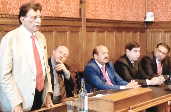 لندن:وزیر اعظم آزاد کشمیر راجا فاروق حیدر برطانوی پارلیمنٹ میں منعقد کشمیر کانفرنس سے خطاب کر رہے ہیں