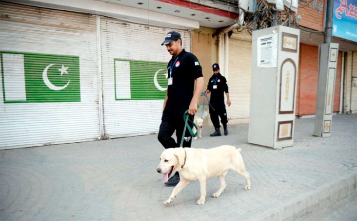 پشاور : سیکورٹی اہلکار محرم میں امن و امان کے حوالے سے فرائض انجام دے رہے