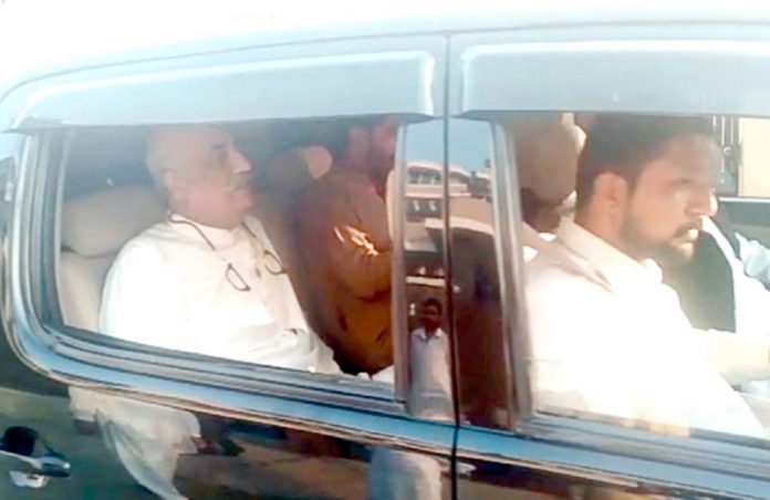 اسلام آباد: نیب کے اہلکار پیپلزپارٹی کے رہنما خورشید شاہ کو گرفتارکر کے گاڑی میں لے جارہے ہیں