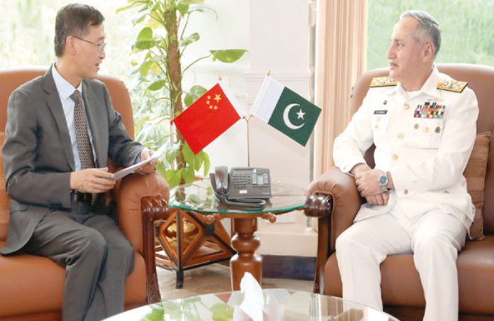 اسلام آباد: چیف آف نیول اسٹاف ایڈمرل ظفر محمود عباسی سے چینی سفیر ملاقات کررہے ہیں