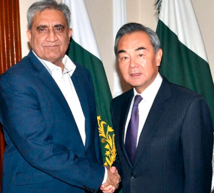 راولپنڈی: چین کے وزیرخارجہ وانگ ژی پاک فوج کے سربراہ قمر باجوہ سے ملاقات کررہے ہیں