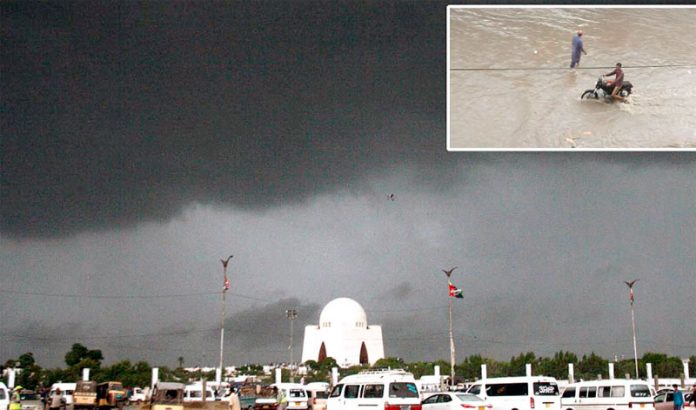 کراچی: کالے بادل کے باعث اندھیرا چھایا ہوا ہے‘ چھوٹی تصویر میں بارش کے بعد ایک شخص موٹر سائیکل کو پانی سے نکالنے کی کوشش کررہا ہے