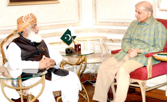 لاہور: جے یو آئی کے سربراہ مولانا فضل الرحمن ن لیگ کے صدر شہباز شریف سے ملاقات کررہے ہیں