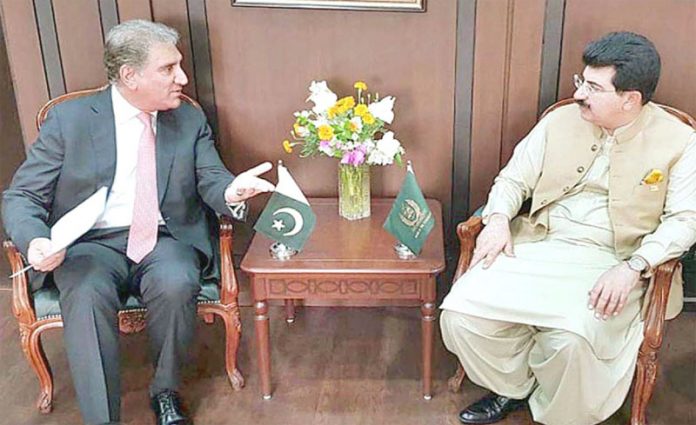 اسلام آباد:وزیرخارجہ شاہ محمود قریشی چیئرمین سینیٹ صادق سنجرانی سے ملاقات کر رہے ہیں