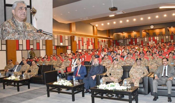 کوئٹہ: آرمی چیف جنرل قمر جاوید باجوہ سدرن کمانڈہیڈک وارٹر کے دورے پر منعقدہ تقریب سے خطاب کررہے ہیں