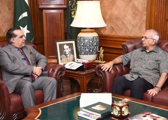 کراچی: گورنر سندھ عمران اسماعیل سے قائد اعظم محمد علی جناح کے نواسے لیاقت مرچنٹ ملاقات کررہے ہیں
