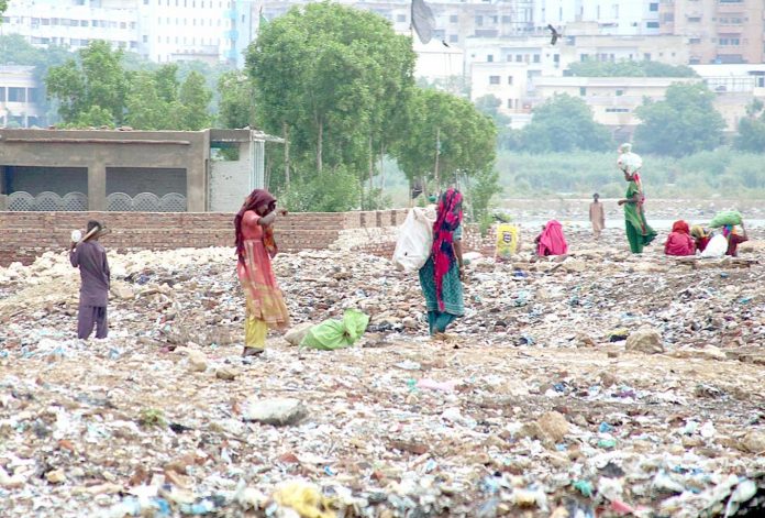 حیدر آباد : جی ٹی سی میدان میں پڑے کچرے کے ڈھیر سے غریب افراد اپنے کام کی اشیا تلاش کررہے ہیں