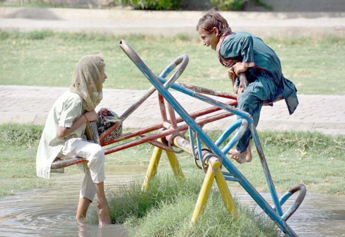 لاڑکانہ : بچے مقامی پارک میں سیوریج کے جمع پانی میں کھیل رہے ہیں جو امراض کا باعث ہے
