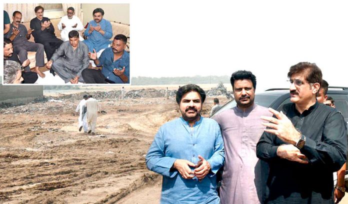 کراچی: وزیراعلیٰ سندھ سید مراد علی شاہ ماڑی پور روڈ پر صفائی مہم کا جائزہ لے رہے ہیں، دوسری جانب شہید میجر عدیل شاہد کے گھر فاتحہ خوانی کر رہے ہیں