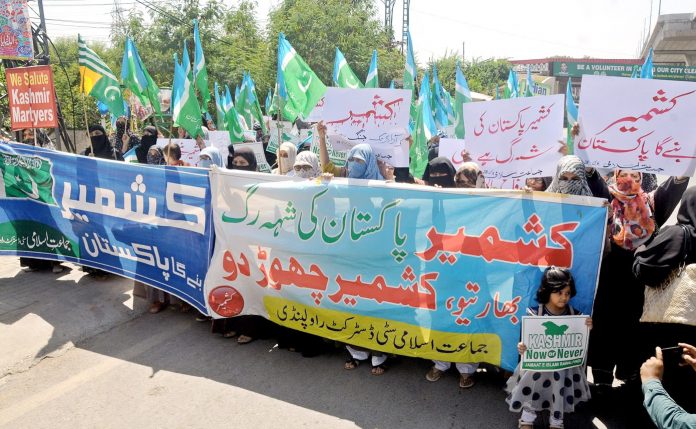 راولپنڈی : جماعت اسلامی حلقہ خواتین کی جانب سے اظہار یکجہتی کشمیر ریلی شاہراہ سے گزر رہی ہے