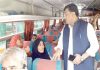 حیدر آباد : مختار کار سٹی ابو بکر سدھایو ٹرانسپورٹرز کی طرف سے زائد کرایہ وصول کرنے پر مسافروں سے معلومات حاصل کررہے ہیں