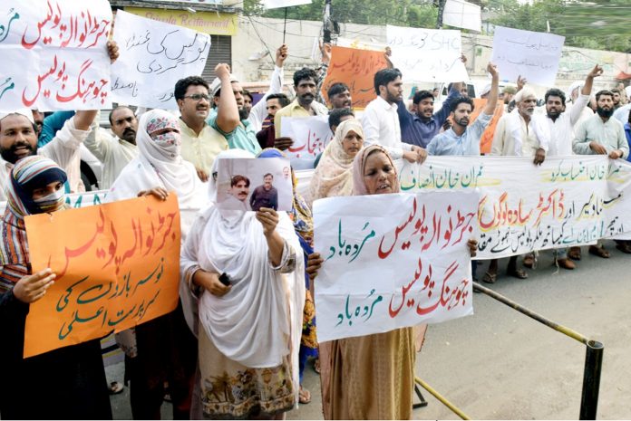 لاہور : جڑانوالہ کے رہائشی مرد و خواتین پولیس کیخلاف پریس کلب کے باہر سراپا احتجاج ہیں