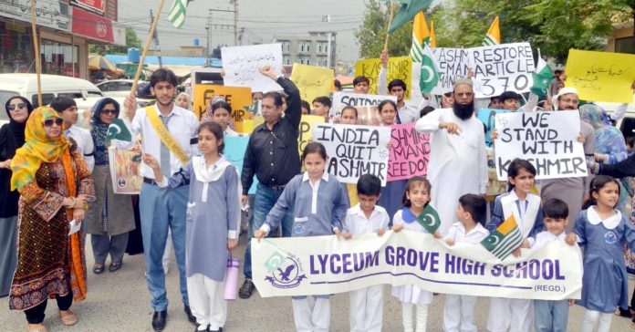 راولپنڈی : لائیسم گروو ہائی اسکول کے زیر اہتمام کشمیری عوام سے اظہار یکجہتی کیلئے مین شالے ویلی سے رینج روڈ تک ریلی نکالی جارہی ہے
